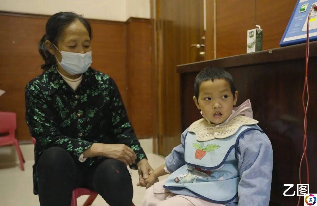 儿媳难产家人未坚持剖腹产,导致孩子缺氧患病,儿媳绝望中离家