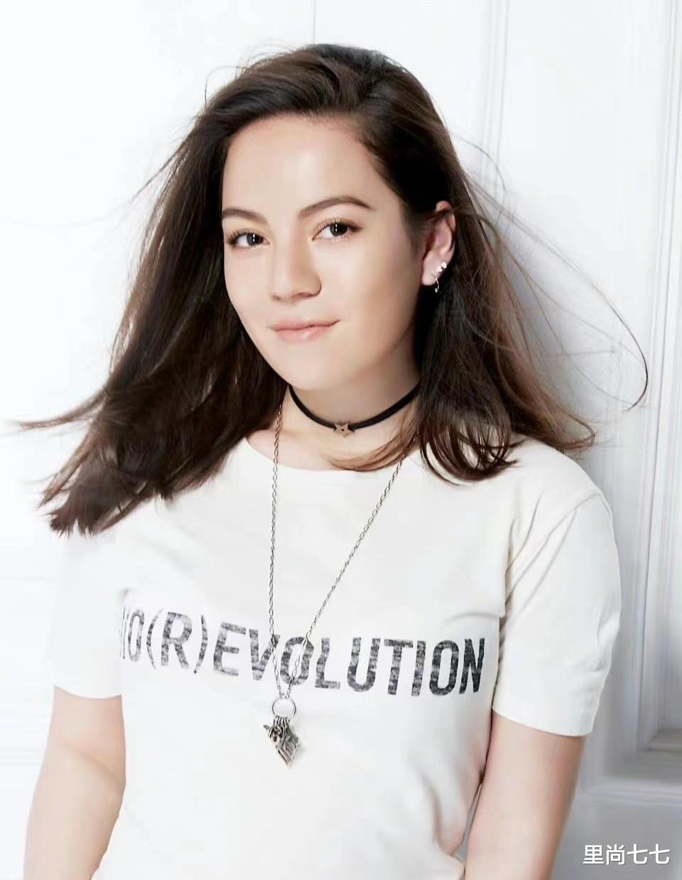 苏芒22岁女儿太成熟了，混血脸看着像40阿姨，穿抹胸身材却好过妈