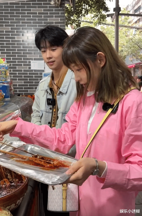 芒果台|痞幼与小鲜肉合拍,小甜风照片却全程凹高冷,网友:脸好僵