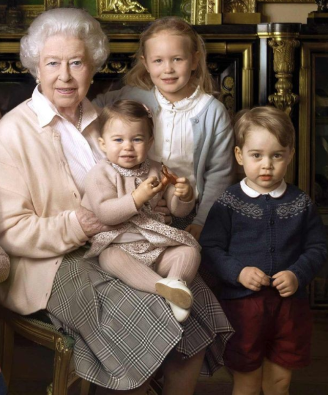 夏洛|唯一的蓝眼公主夏洛特：以前神似戴安娜，如今7岁，越来越像女