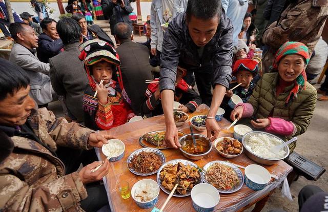 机器|老式高木凳的消亡,中国木匠或将失去卯榫技术,木师傅变为钉师傅