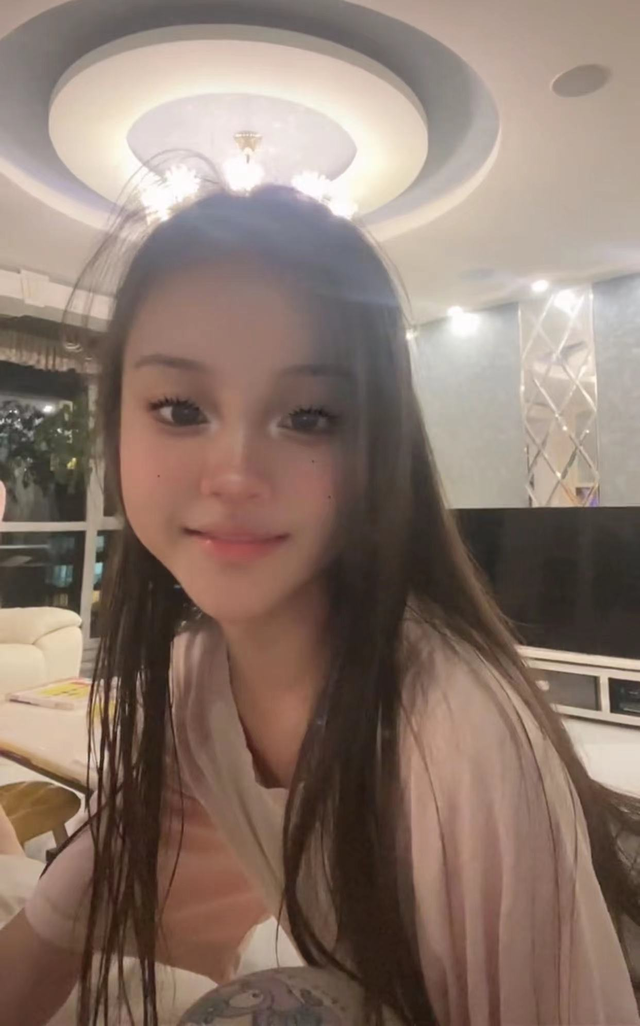 贾云馨|李小璐晒女儿欧美妆！甜馨长发及腰容貌精致，千万豪宅内景罕曝光