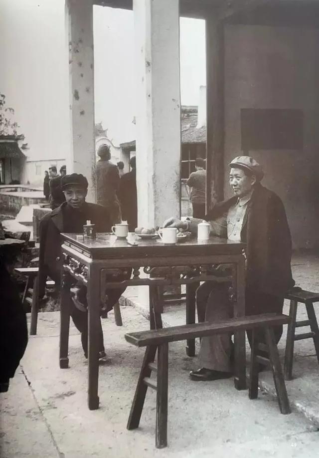 毛主席的这张照片,很接地气,走累了,就坐在路边喝茶