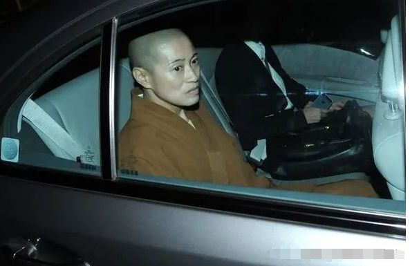 吉林一尼姑开豪车住别墅,还与2个和尚结婚,被抓时屋里藏着假发