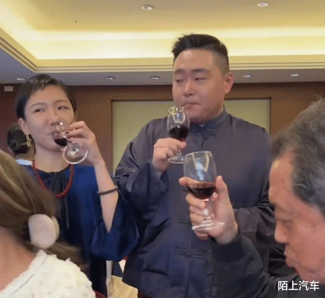 郝邵文|33岁童星郝劭文大婚，5桌宾客满座，7岁继女终于改口