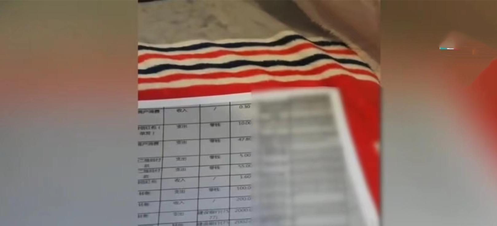 六旬母亲网恋年轻男子,两年间被骗30万仍不醒悟,女儿崩溃下跪
