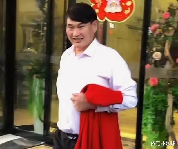 朱之文|曝大衣哥在儿子订婚后接商演,朱小伟拎包当助理,网友:丢人现眼