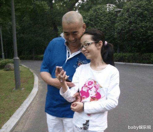 黄日华|模范父亲范明：对继子视如己出，对女儿严中带慈，今子女成骄傲