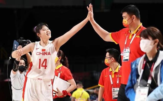 |太甜蜜！李月汝与男友在篮球馆一同挥汗如雨，月底或赴美征战WNBA