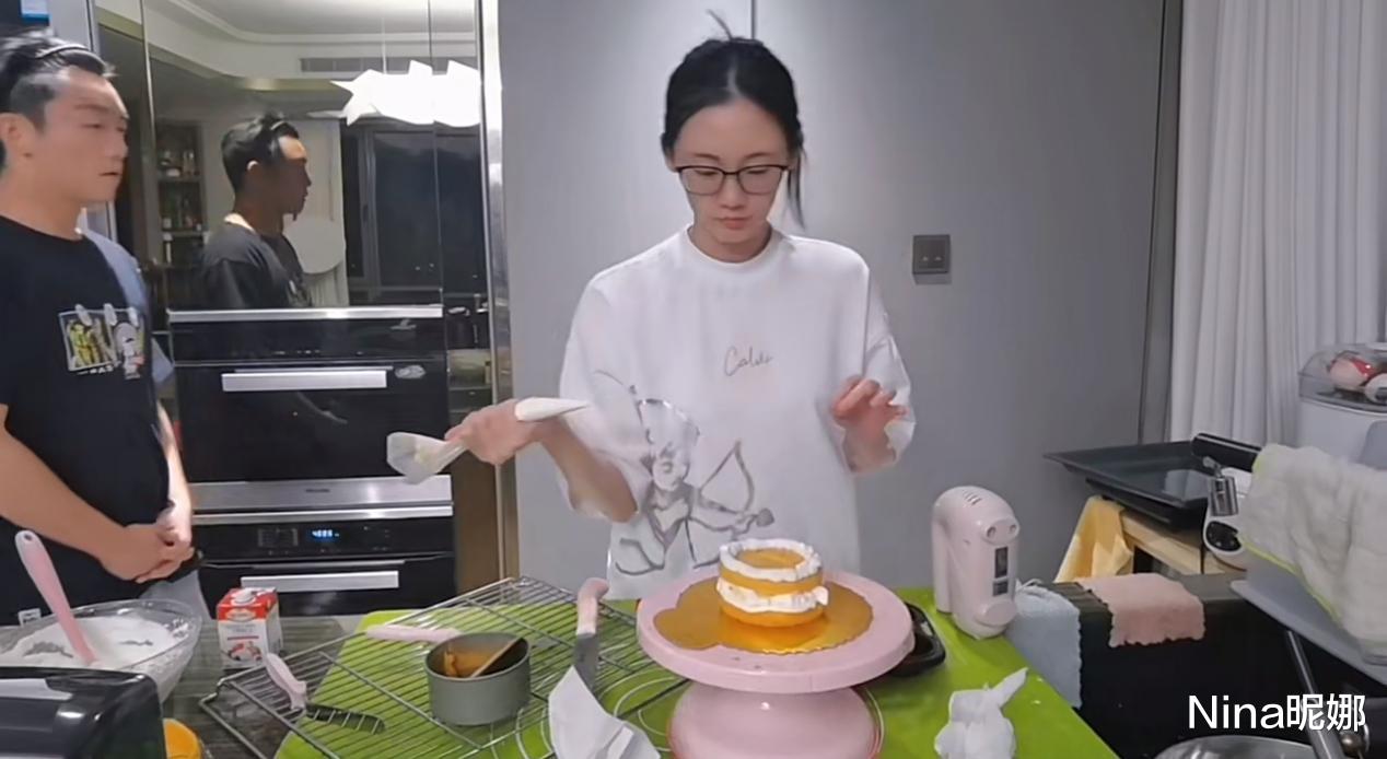 苗苗|苗苗真孝顺！挺大孕肚穿百元T恤特意给妈妈做蛋糕，郑恺真有福气