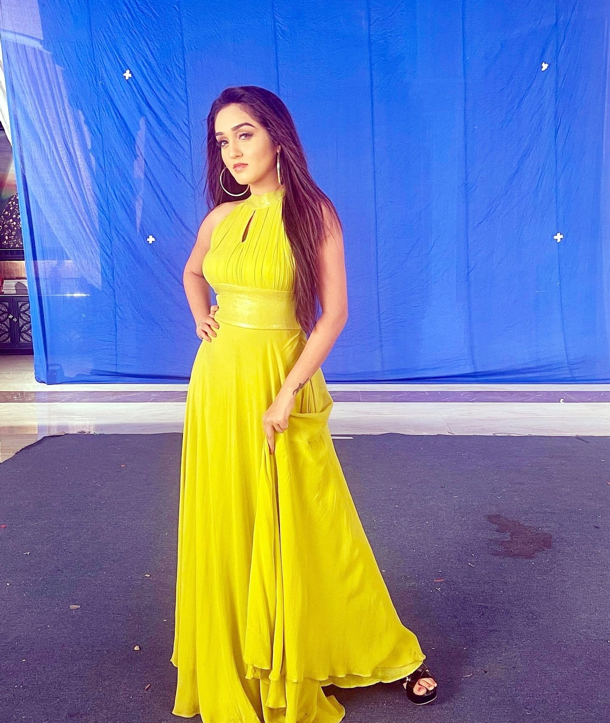 印度国宝级的时尚女神,笑靥如花娇美绽放,高种姓的穿搭教科书