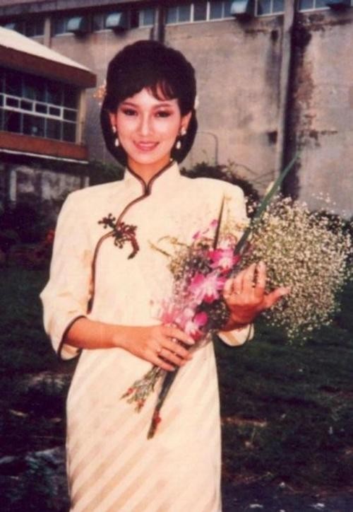 赵雅芝|赵雅芝:风光背后有泪水,2段婚姻3个儿子,今3个儿子成她的骄傲