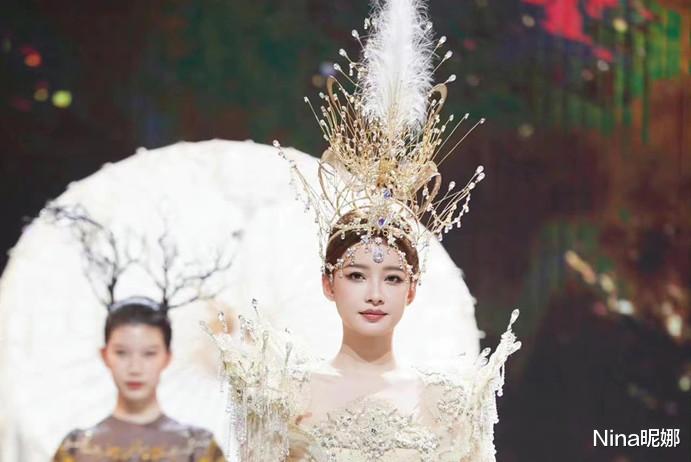 孙怡|孙怡成金鹰大赢家!穿10斤重礼服戴皇冠美成焦点,新造型彻底封神