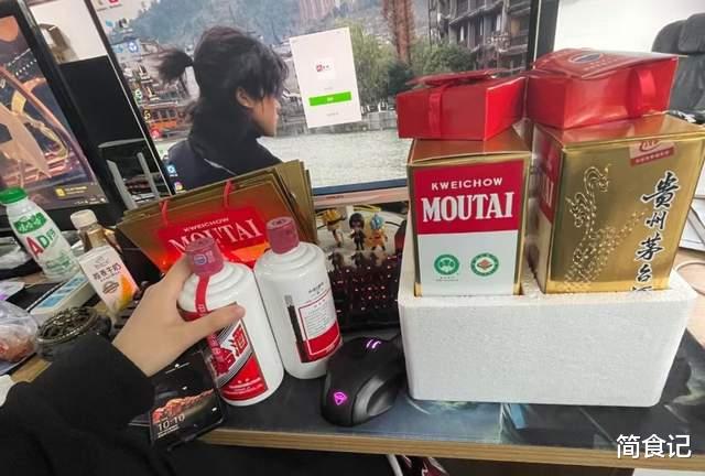 河南民工讨工钱,老板用50箱白酒顶账,差点被套路,网友:快报警