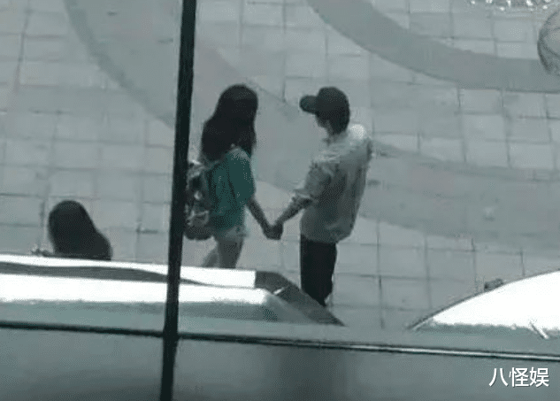 许嵩|许嵩女友身份曝光,疑为小14岁主持人冯禧,歌迷喊“嫂子”送祝福