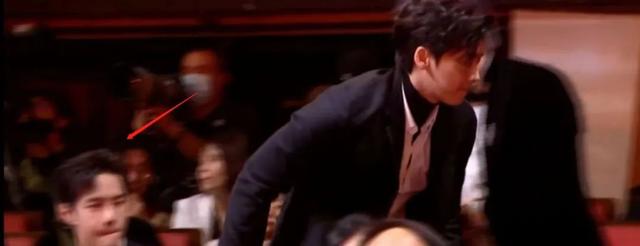 刘亦菲|刘亦菲前排被嘲，朱一龙李易峰退后方，电影之夜内场座位暴露咖位！