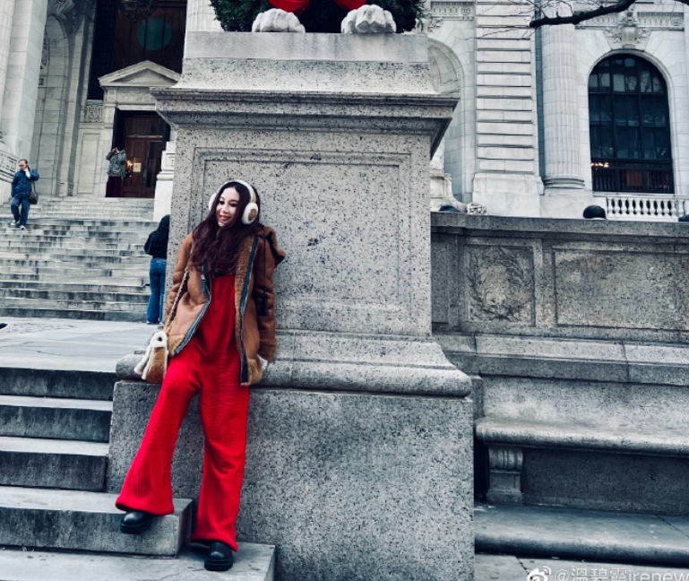 温碧霞|温碧霞夫妇飞国外探望养子，儿子变高变帅，一家三口合照好温馨