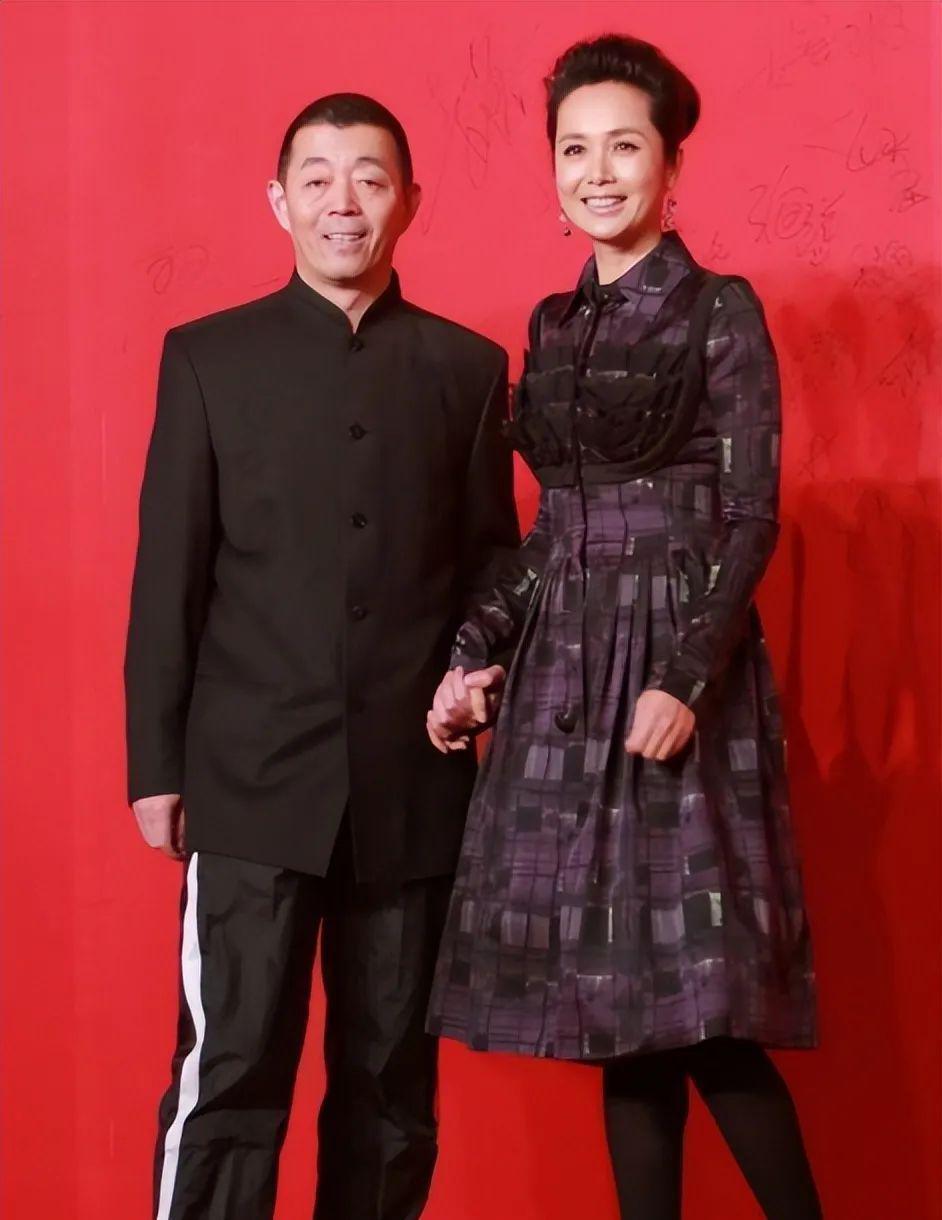 蒋雯丽|蒋雯丽夫妻合体,穿收腰裙高跟鞋高出一截,顾长卫矮又老像父辈