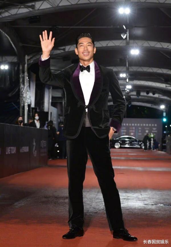 林志玲|林志玲老公现身金钟奖，大背头招牌式挥手，绅士风度帅气有型