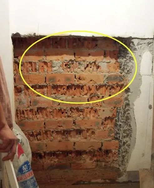 邻居家凿鞋柜竟砸掉我家一半公共墙,头回遇到这种事,谁来评评理!