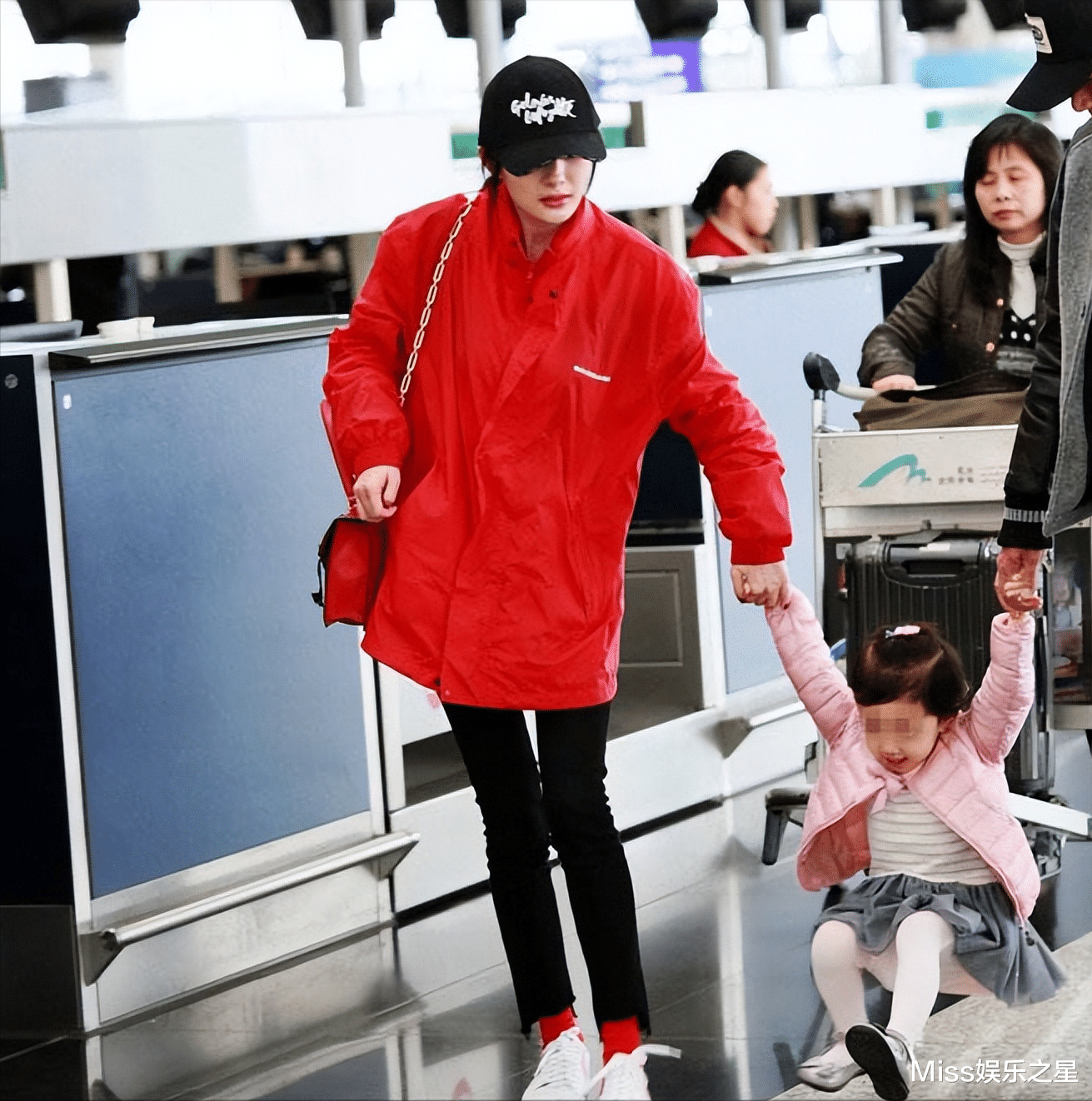 杨幂|杨幂被误会多年，曾多次乔装打扮回港看女儿，却被质疑不是好妈妈