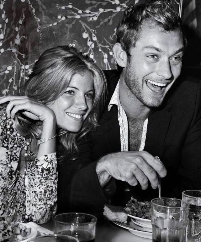 裘德·洛|裘德洛与25岁长子罕见同框像极复制粘贴，6个孩子谁更像爸爸？