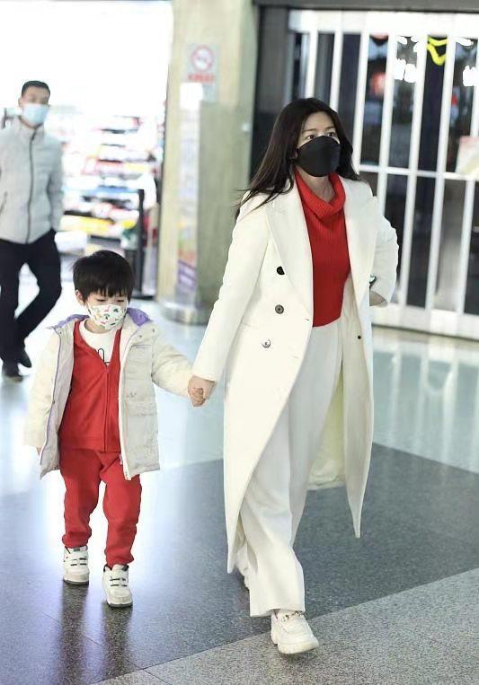 陈妍希|陈妍希带儿子走机场,小星星首次大方露正脸,大眼睛太像陈晓了