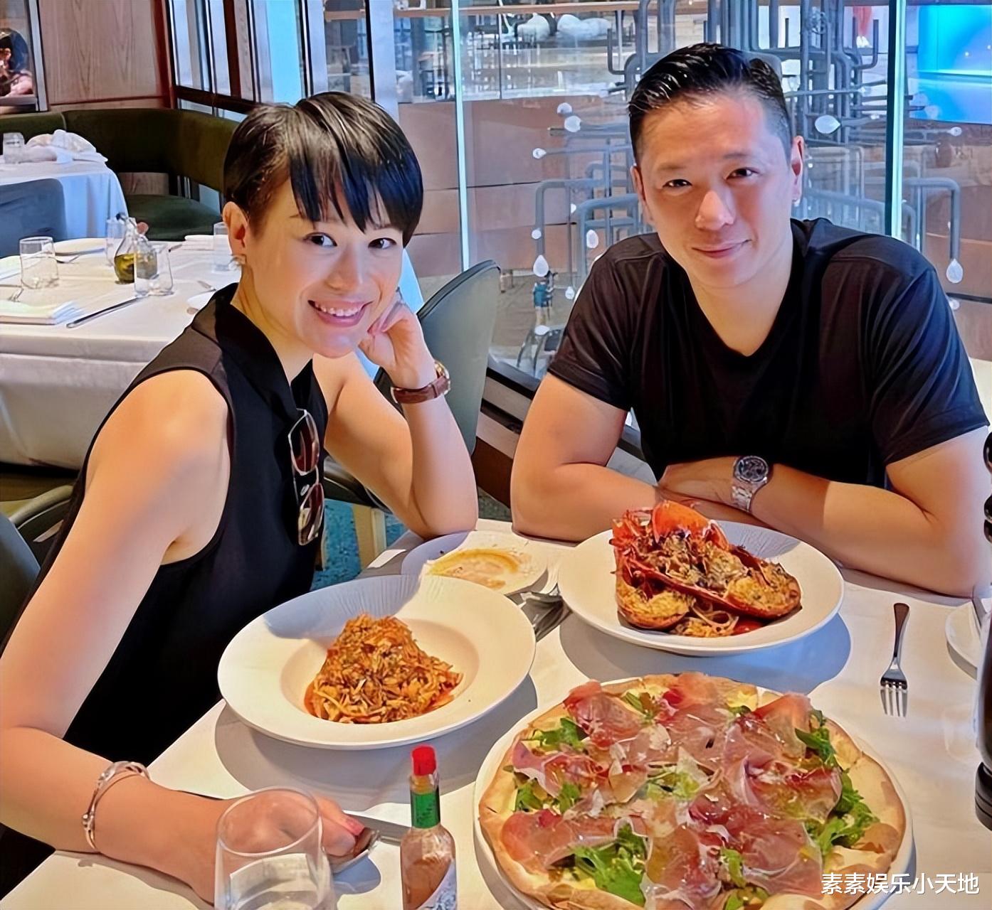 胡杏儿|43岁胡杏儿又怀孕了？与老公合影出镜，剪短发戴发箍像孕妇