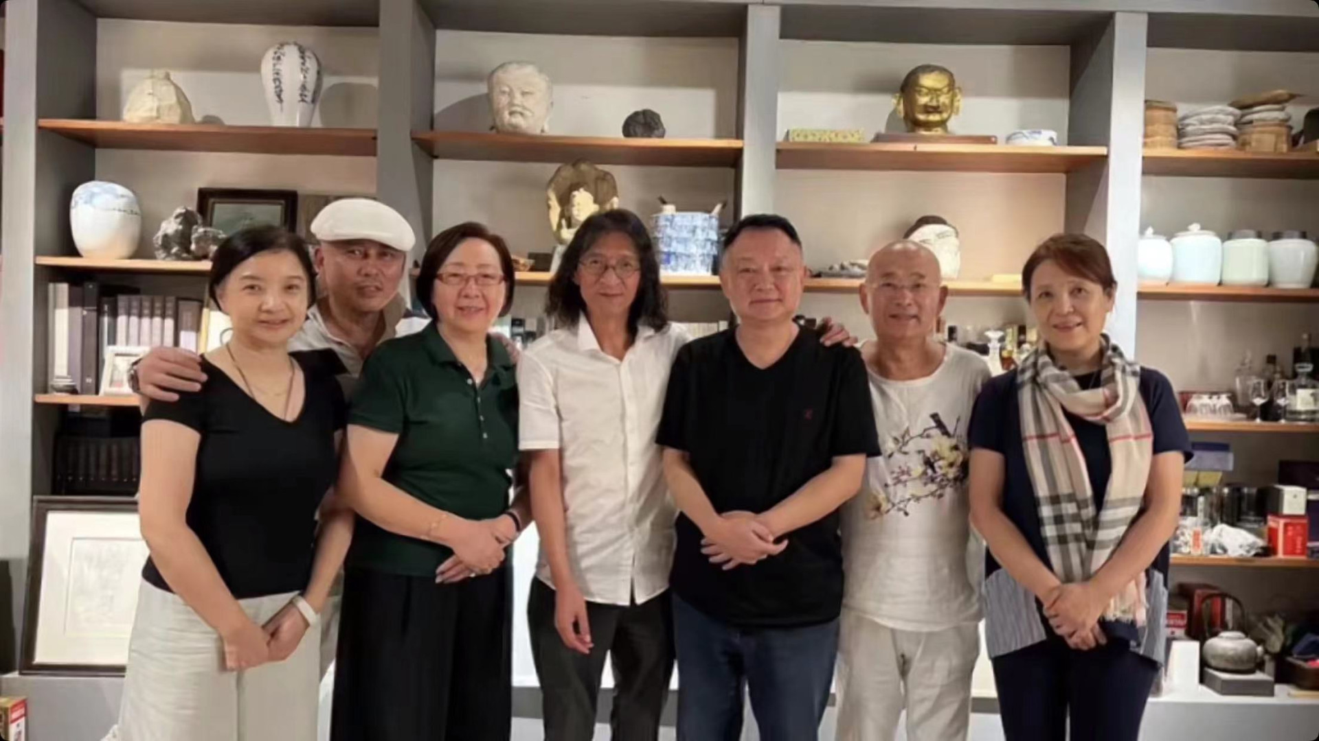 红楼梦|红楼梦主演同游苏州！街头嗑瓜子看戏无人识，“贾琏”夫妇罕同框