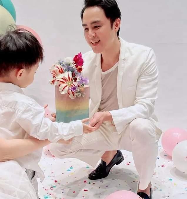 明道|明道牵着两岁儿子现身上海商场，孩子偏瘦，衣服宽松像大了两个码