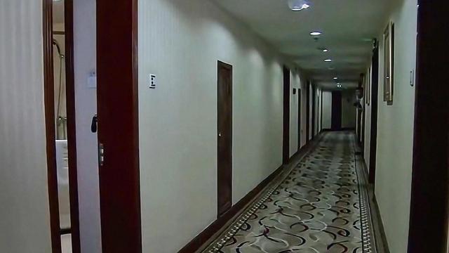 中年妇女出轨00后小伙,被发现后还振振有词:可以和他公开往来了