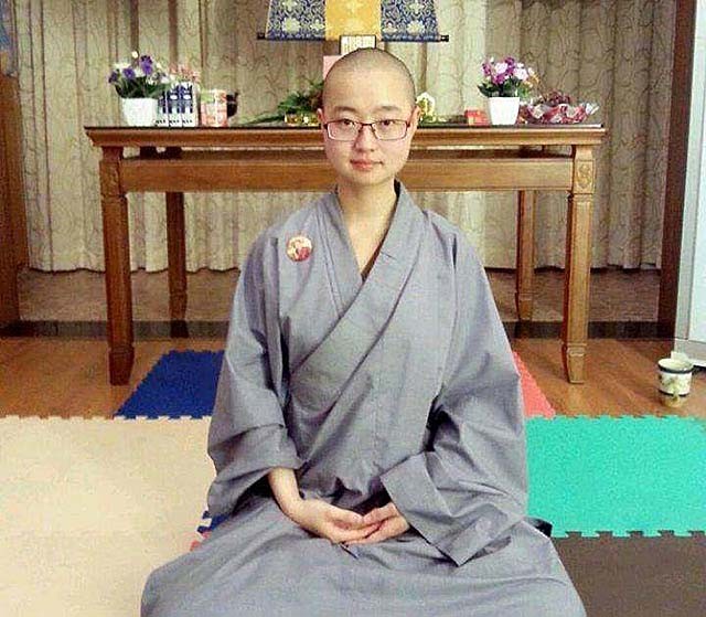 马滢|80后美丽女大学生为情所伤？毕业后选择出家，赴4000米高原修行！