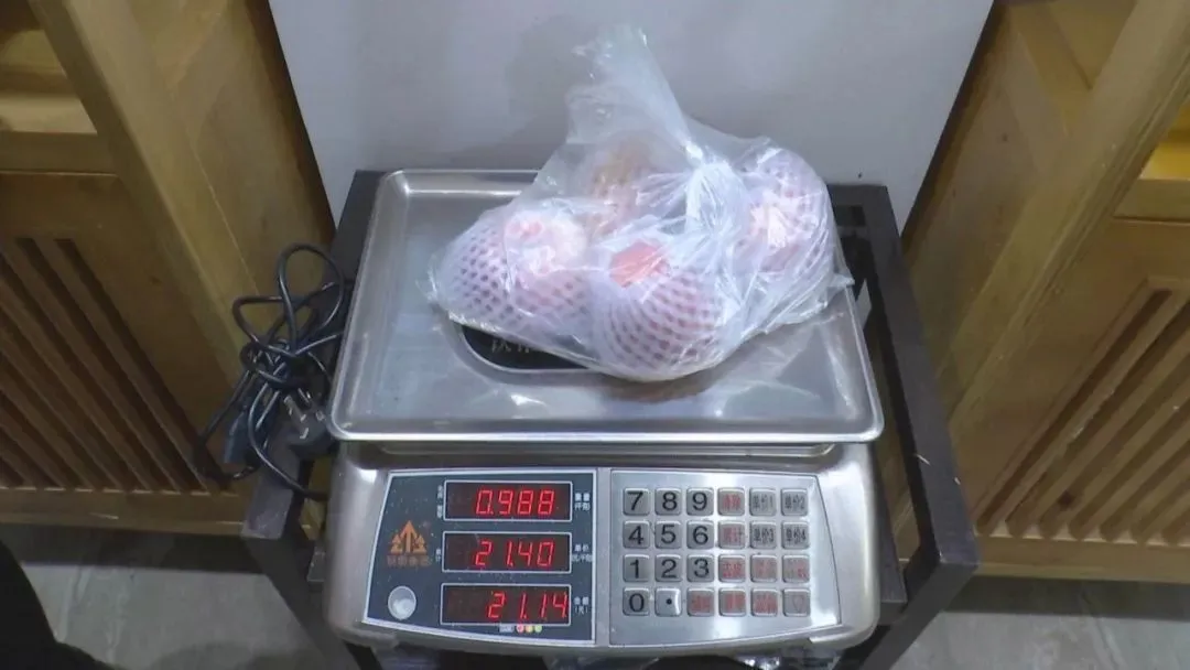 “你们帮我看一下,就这4个苹果能称出来有3斤?”