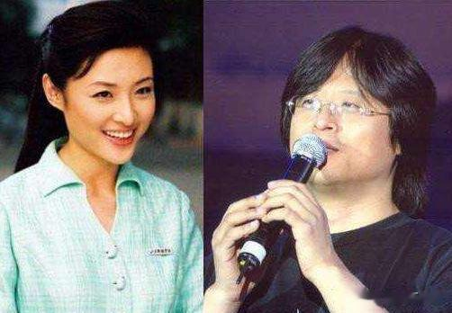 周涛|54岁周涛在高铁站低调排队!素颜出镜遮挡严实,低头玩手机太专注