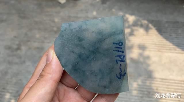 翡翠|幸运赌石记：小万的翡翠原石，能否切出惊喜蜕变