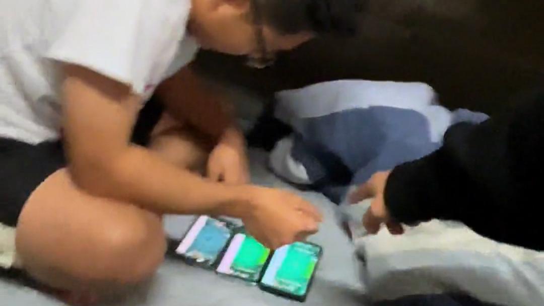 当代男版王宝钏！小伙为了讨心仪女孩芳心，手握三手机与她打麻将