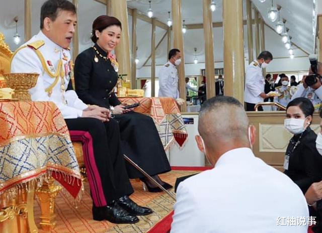 苏提达|苏提达瘦成了纸片人，泰式礼服勒出蚂蚁腰，泰王直勾勾盯着欣赏