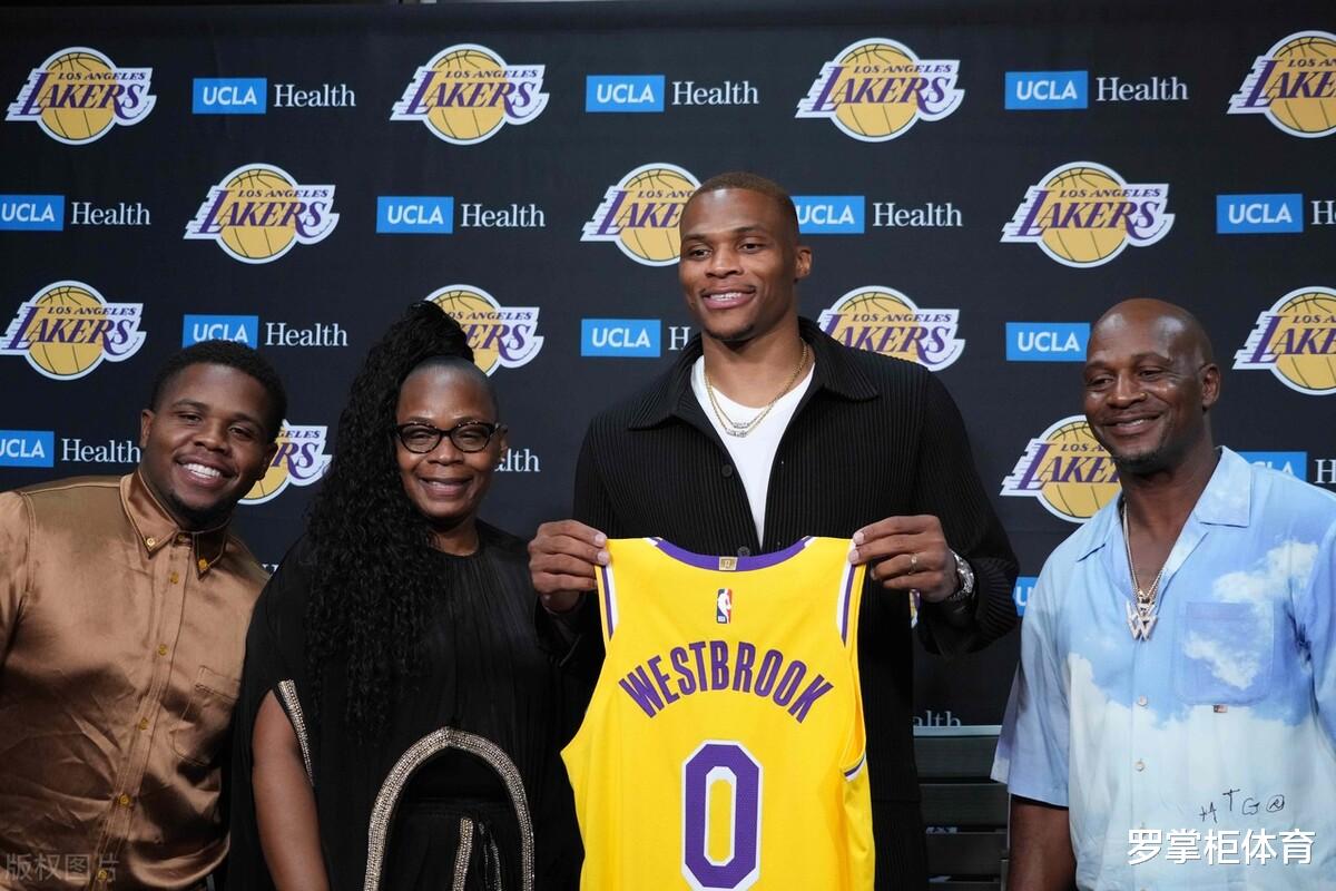 特斯拉|放得下脸面吗?记者建议威少打第六人,否则下赛季将结束职业生涯