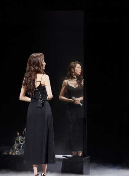 春晚|王鸥献唱《处处吻》魅力四射,春晚舞台搭档宋小宝,又纯又欲吸粉无数