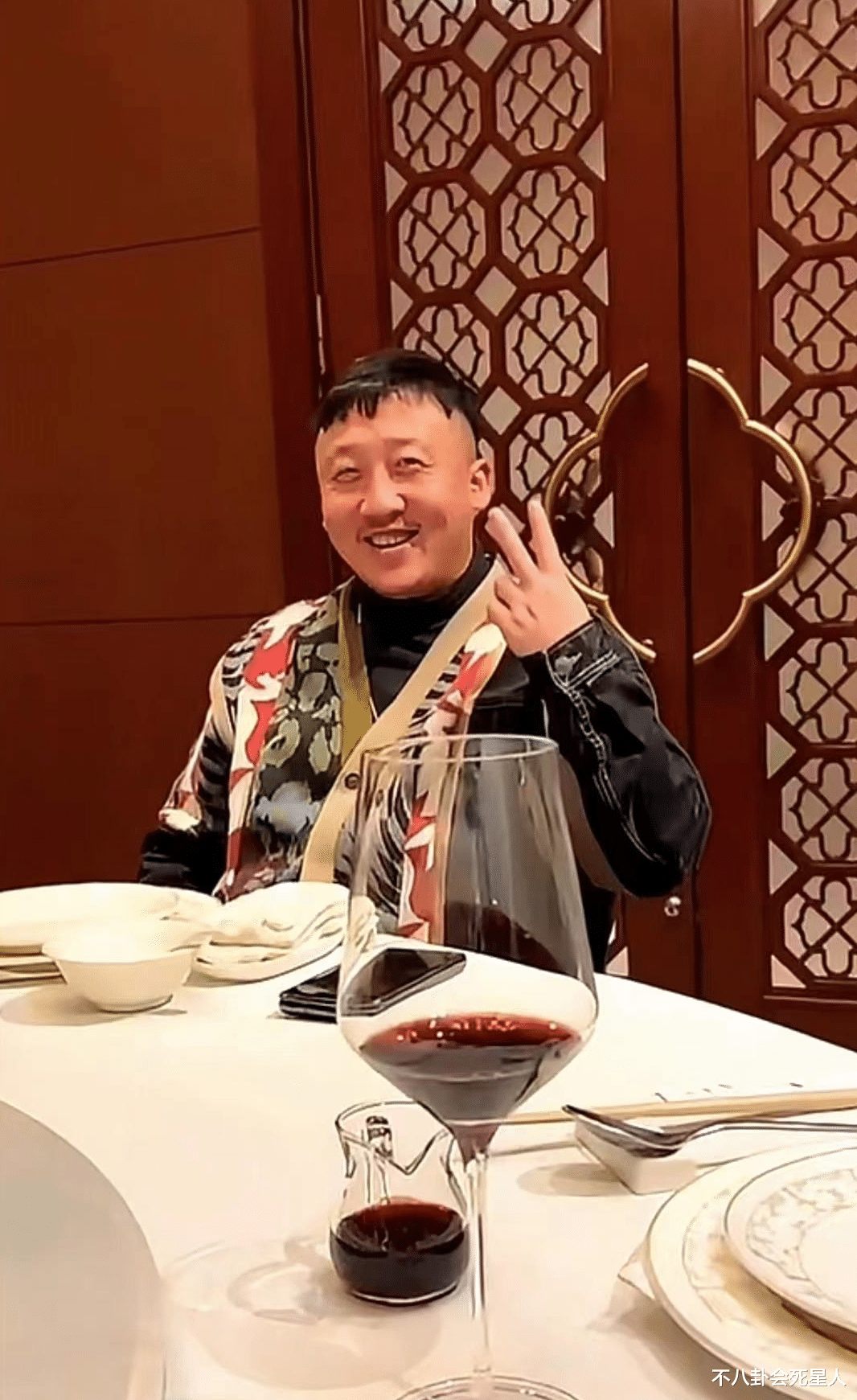 王刚|这些老艺人晚年真滋润！饮酒作乐、豪宅养老，还有人谈“父女恋”