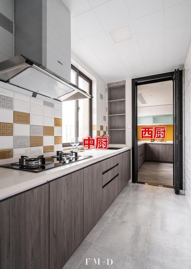 小户型不要再硬塞岛台了,10m长橱柜一分为三,中西双厨都满足