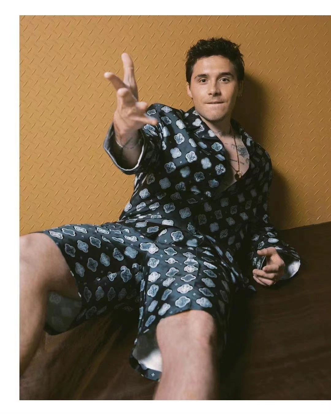 小贝|大布继承小贝宠妻基因！穿一身黑走红毯跟妮可拉亲吻，终于帅一回