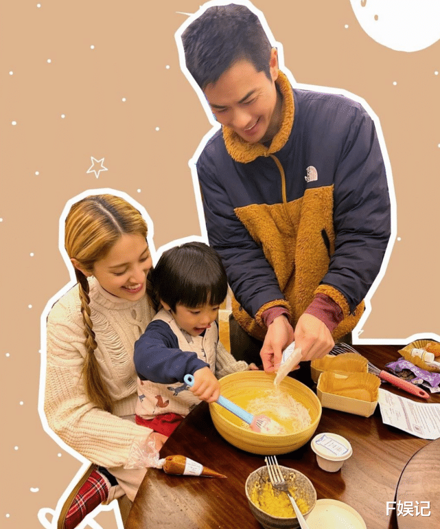 郑嘉颖|郑嘉颖继续停工在家陪儿子 抱着大儿子父子俩一起摆同款手势合影