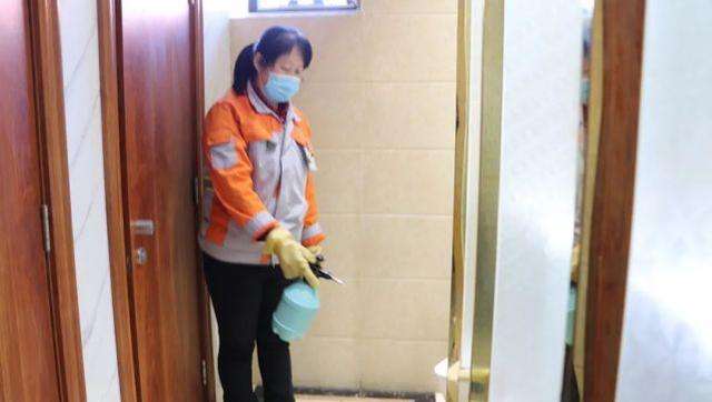 河南焦作,一男子预约女保洁员上门打扫卫生