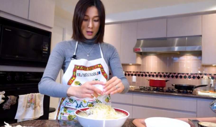 赵丽颖|钟嘉欣挺三胎孕肚遛娃，被赞人靓性格好，与丈夫定居国外生活惬意