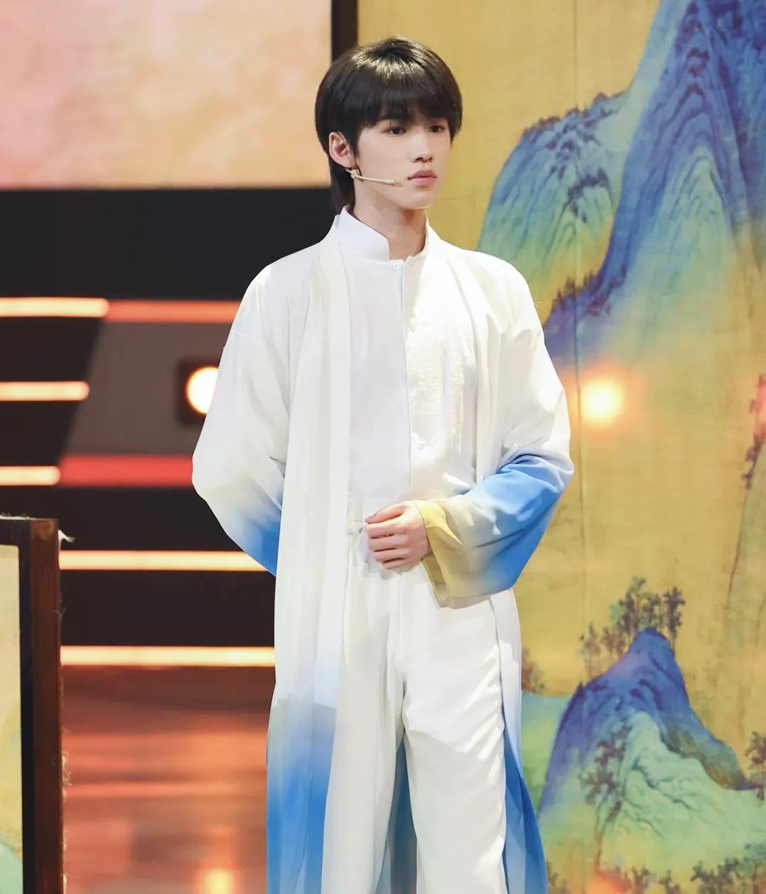 贾玲|《王牌对王牌7》又被吐槽：贾玲关晓彤狂看提词器，广告植入太多