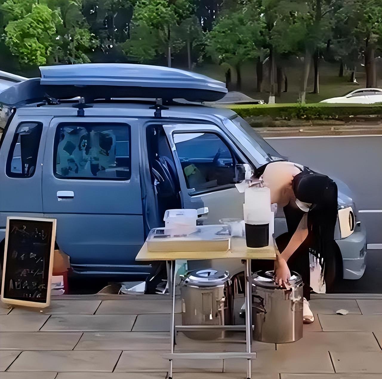 回顾成都女子街头卖冰粉,打扮穿搭成焦点,网友:支持冰粉西施