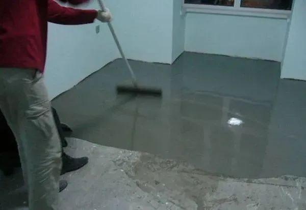 我家装修没铺地板,用的这种材料,邻居看完就把地板瓷砖退掉了