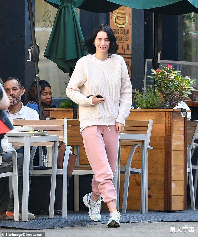 金雪炫|保罗·沃克23岁模特女儿街边痛哭，和丈夫用餐时突然崩溃，被担心婚变