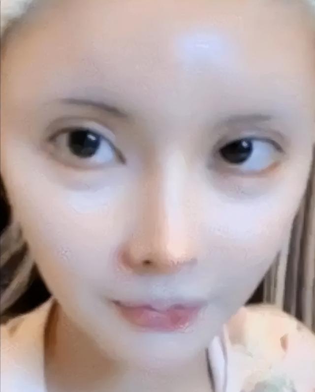 整容|真人芭比迪丽拉：富豪甩400万要求卸妆，直播间网友看完沉默了！